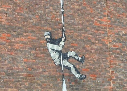 نقاشی دیواری بر زندان توسط بنکسی نقاشی دیواری بر زندان توسط بنکسی