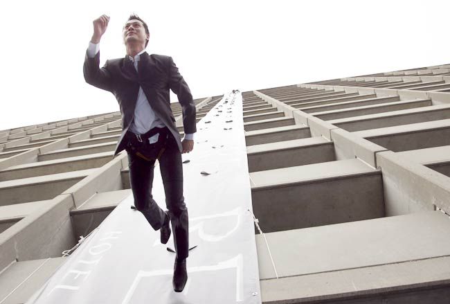 نمایش مُد به صورت عمودی بر ساختمان هتل ریوربوستون